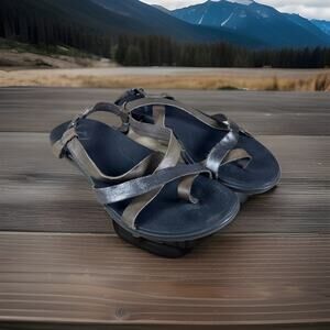 Olukai Upena Womens 8 Black Leather Strappy Sandal Toe Loop Boho Classic Beach